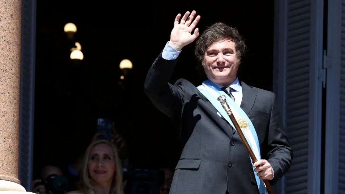 Milei apareci� en el balc�n de la Casa Rosada para saludar y sorprendi� a la gente en la Plaza de Mayo