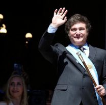 Milei apareció en el balcón de la Casa Rosada para saludar y sorprendió a la gente en la Plaza de Mayo