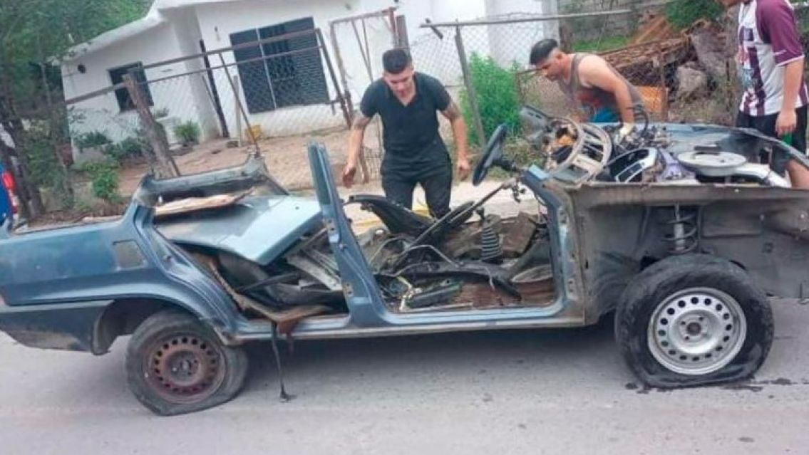 Le robaron el auto, salió a buscarlo y lo encontró despedazado