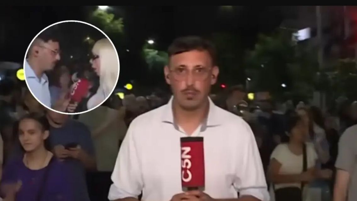 Intentó seducir a un notero en pleno cacerolazo: "¿Estás soltero vos?"
