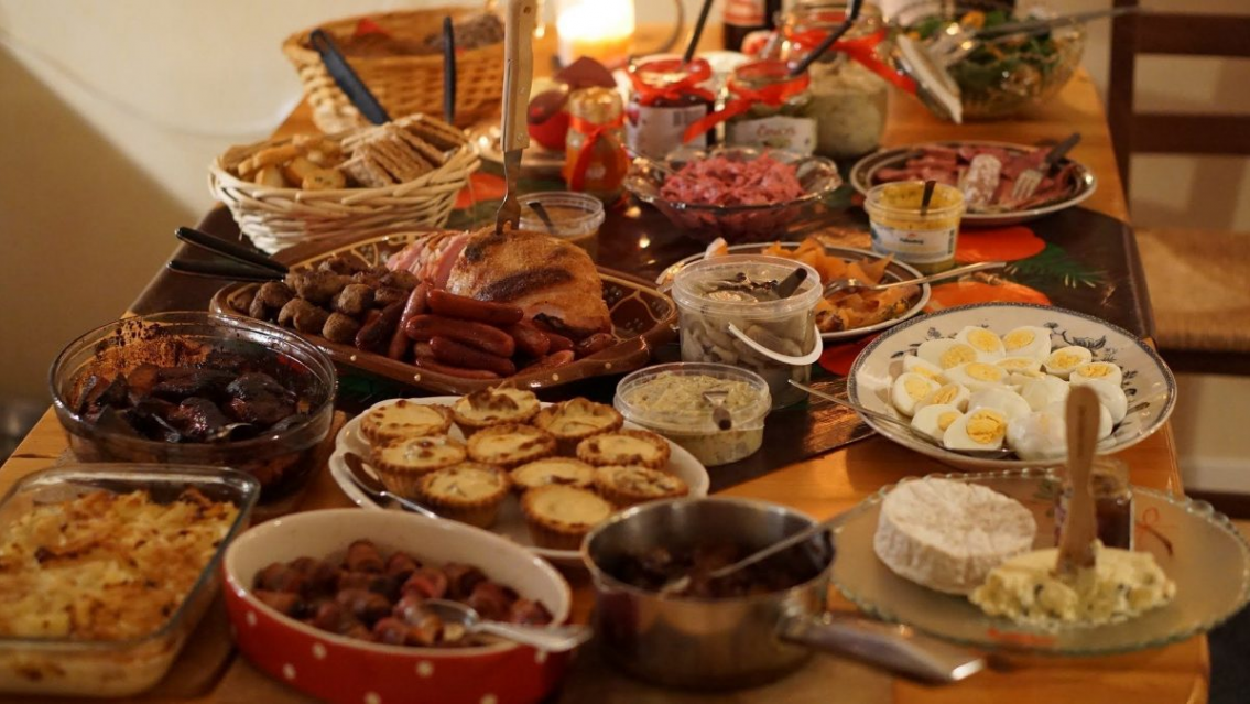 Cómo ornamentar la mesa navideña para la prosperidad económica, paz y abundancia