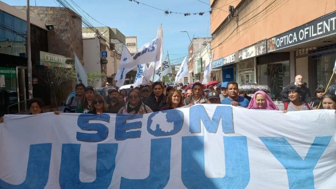Municipales furiosos por el congelamiento de la planta pública de Jujuy