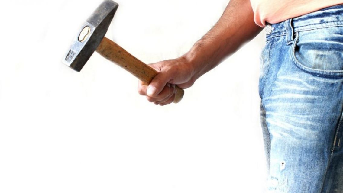 Juje�o se pele� con un vecino: le hizo la "cirug�a facial" con un martillo�