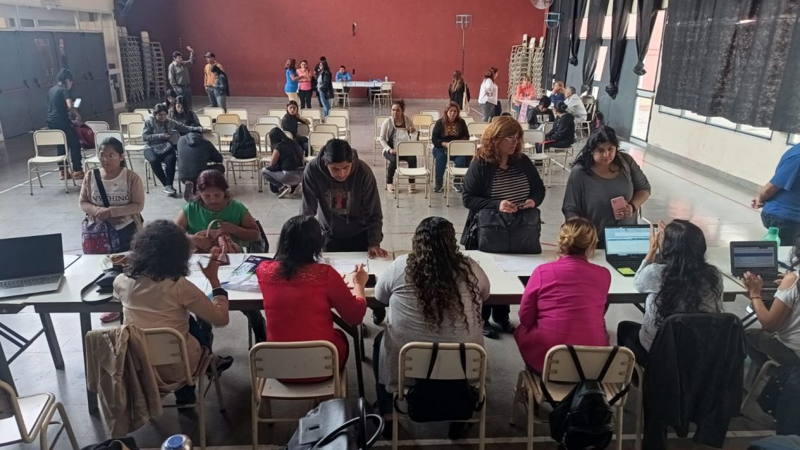 Ingreso a primer año: Todavía hay padres que siguen peregrinando por un lugar