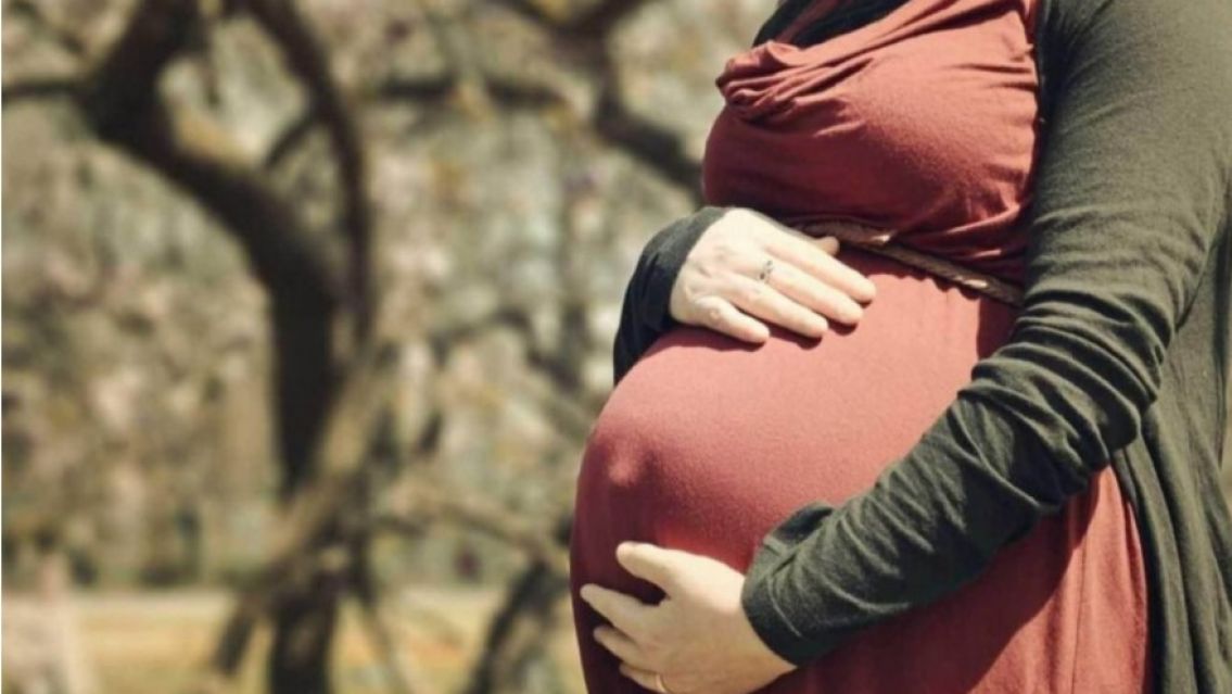 El radical cambio que aplicó Milei a las licencias por maternidad
