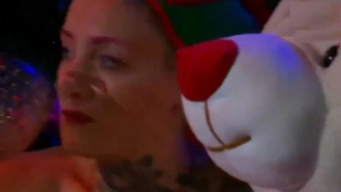Gran Hermano: Furia le ofreció un trago a dos peluches durante la fiesta navideña