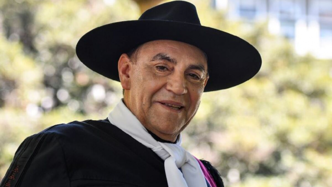 El Chaqueño Palavecino donó un camión de cosas a la gente de su pago