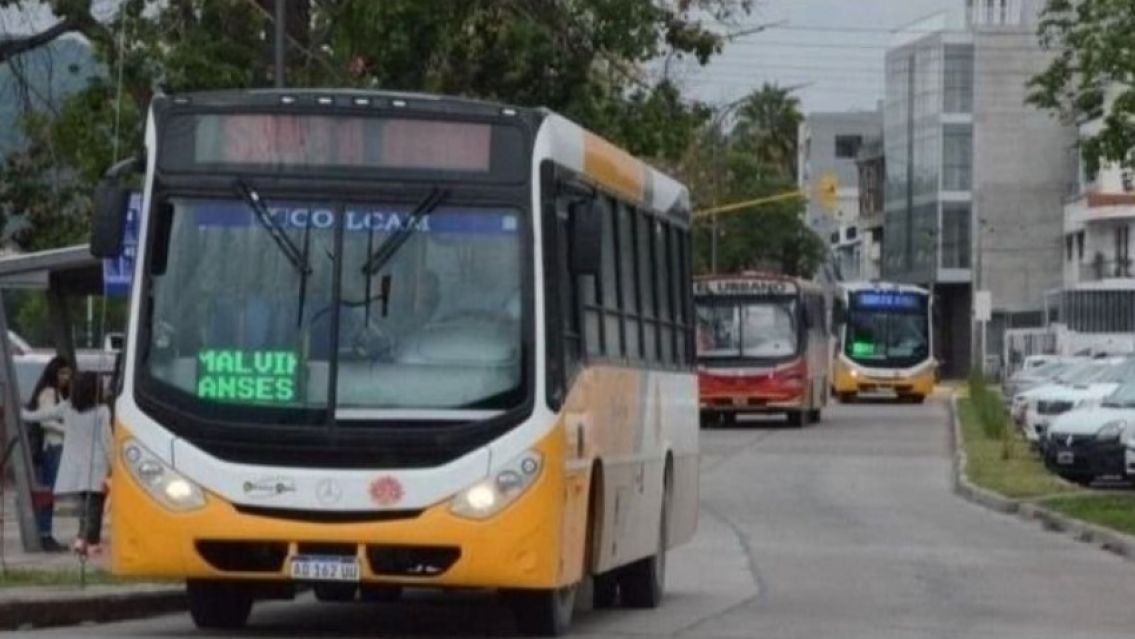 UTA cerró paritarias para choferes de colectivo: sueldos de casi $ 1 millón y bono de $ 390.000