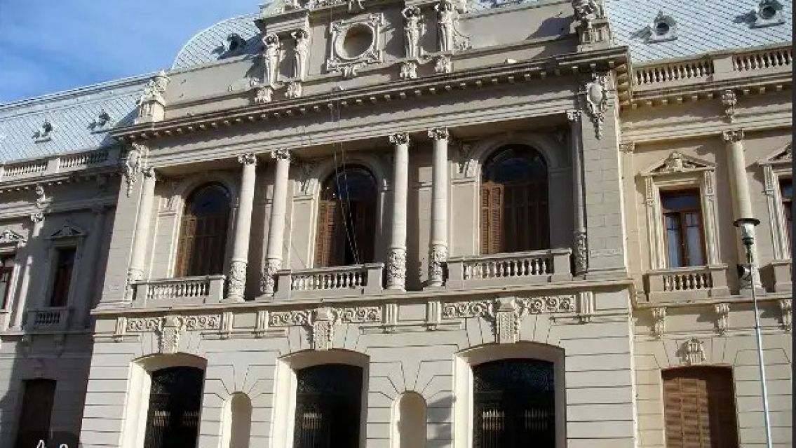 Carlos Sadir meti� la motosierra y anunci� cambios brutales en su gabinete