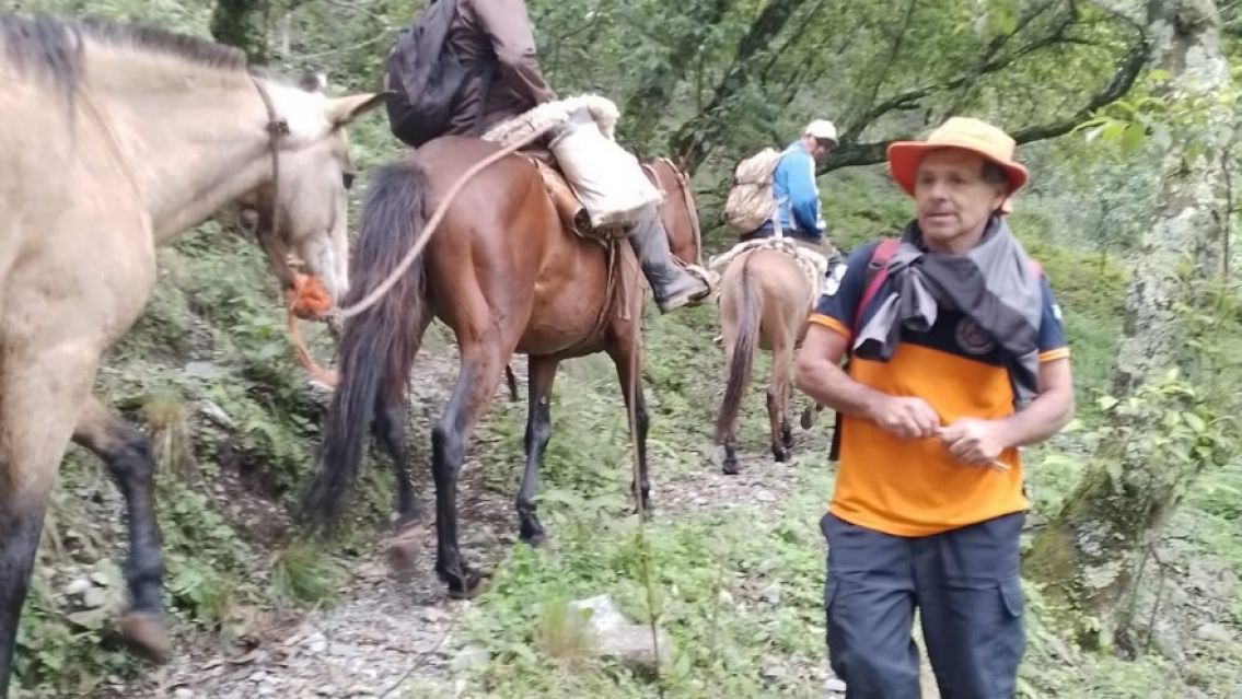 Increíble operativo para rescatar a un jujeño y su hijito de 11 años en plena yunga jujeña