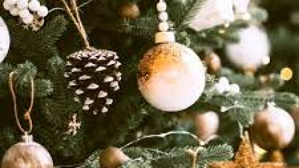 Tr�gica fiesta, un �rbol de Navidad se cay� y mat� a una mujer. Era gigante