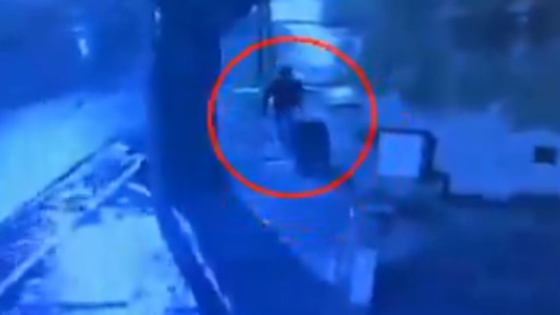 Porte�o meti� el cuerpo de su pap� en una valija y sali� a caminar por el barrio