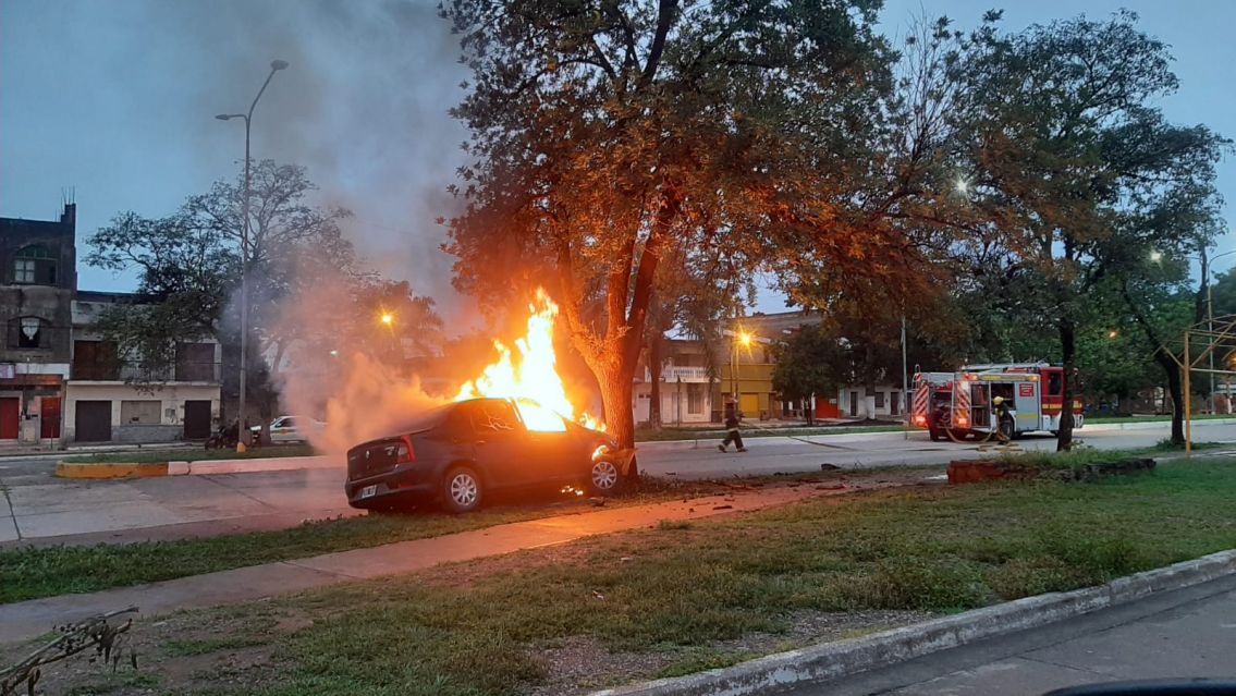 Choque y fuego en avenida Martijena: Jujeño se salvó de milagro