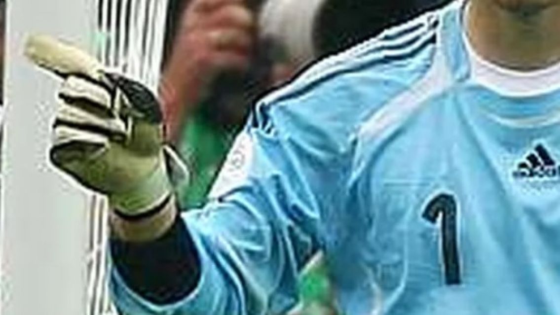 Arquero que jug� contra Riquelme atac� a su vecino con una motosierra