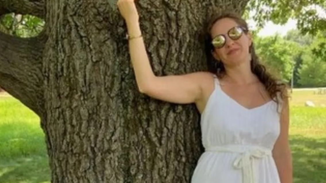 "Ecosexualidad", se�ora de 45 a�os se puso de novia con un �rbol 