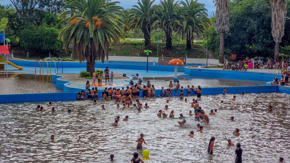 Vergüenza en Perico: Ficoseco inauguró una pileta con "aguas marrones"