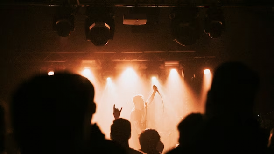 Estrella s�per famosa envuelta en un esc�ndalo de "poliamor" y una herencia millonaria