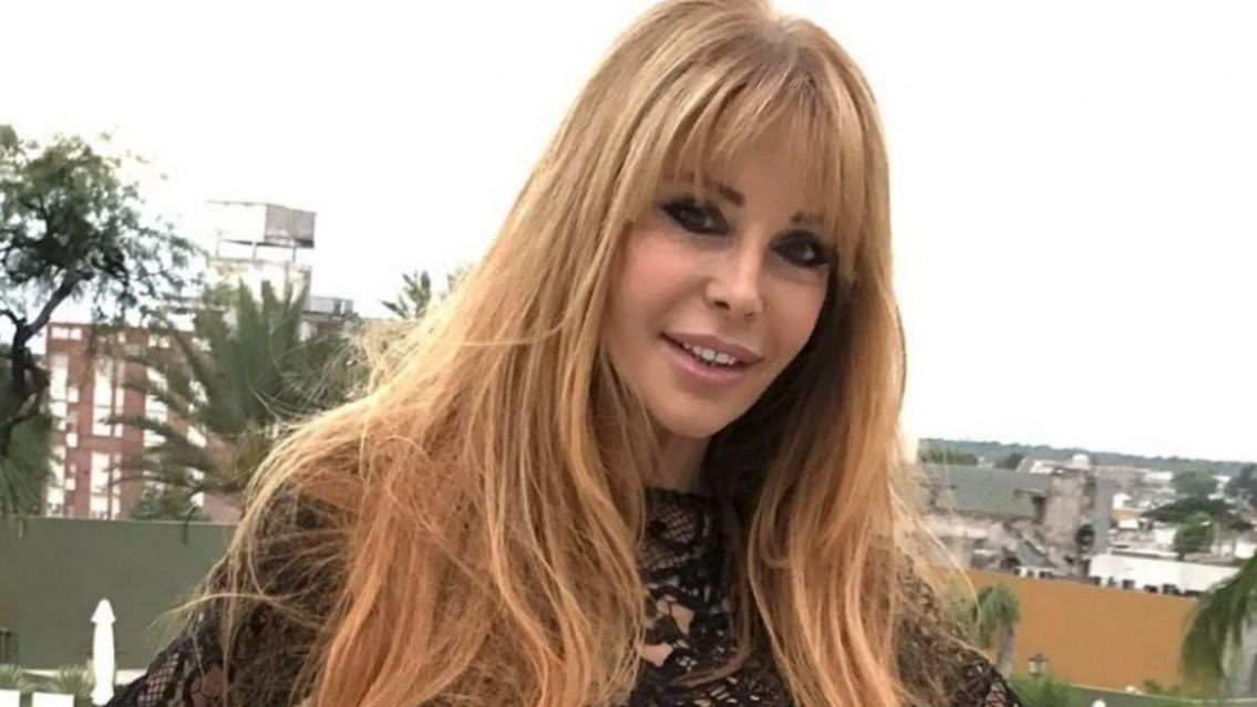 A los 71 a�os, Graciela Alfano se film� en microbikini con strass y lentes de sol