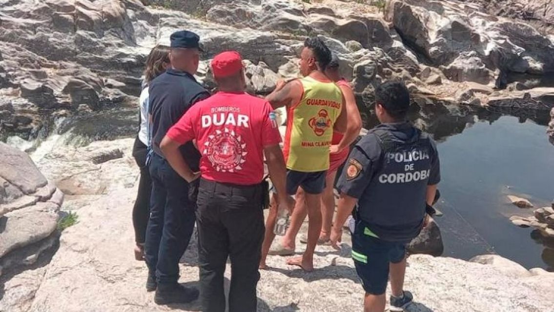 Se tiró a un río de Traslasierra a buscar una ojota de su hija y murió ahogado