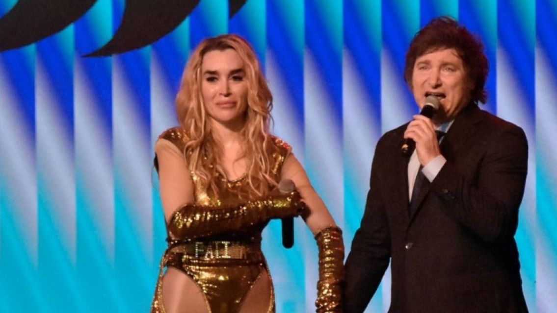 Milei asisti� al teatro para ver a F�tima Florez: subi� al escenario e improvis� un discurso