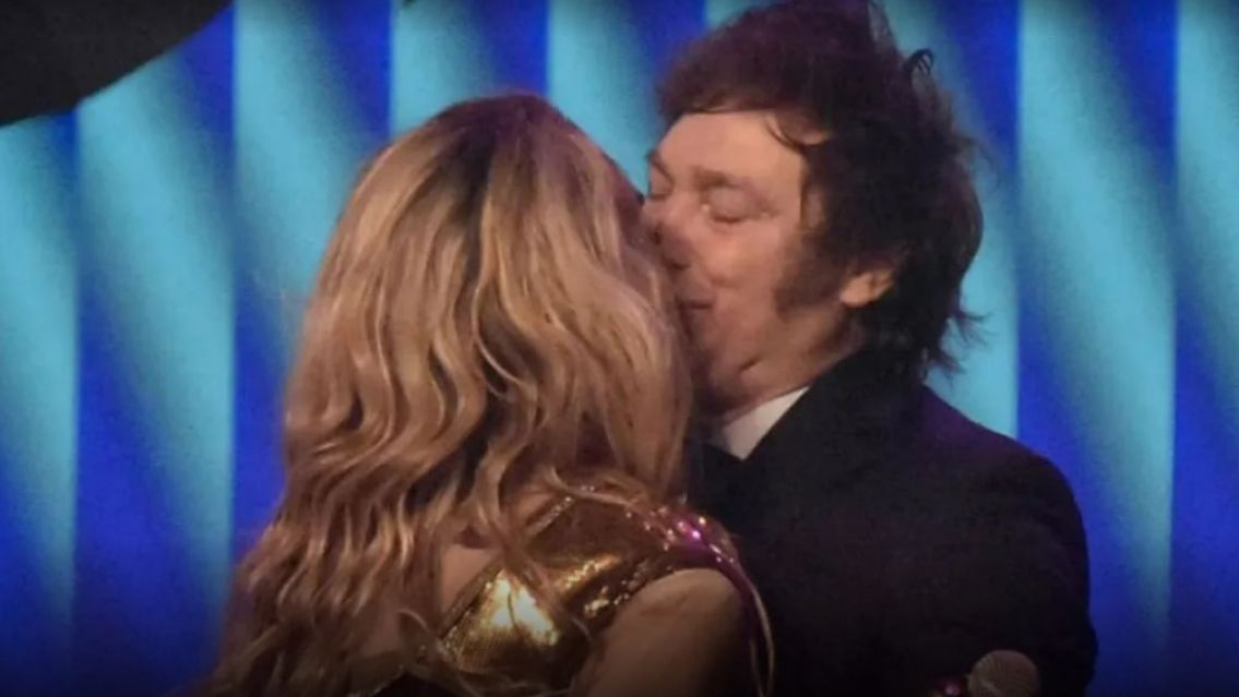 El apasionado beso de Javier Milei y F�tima Florez en el escenario en Mar del Plata [VIDEO]