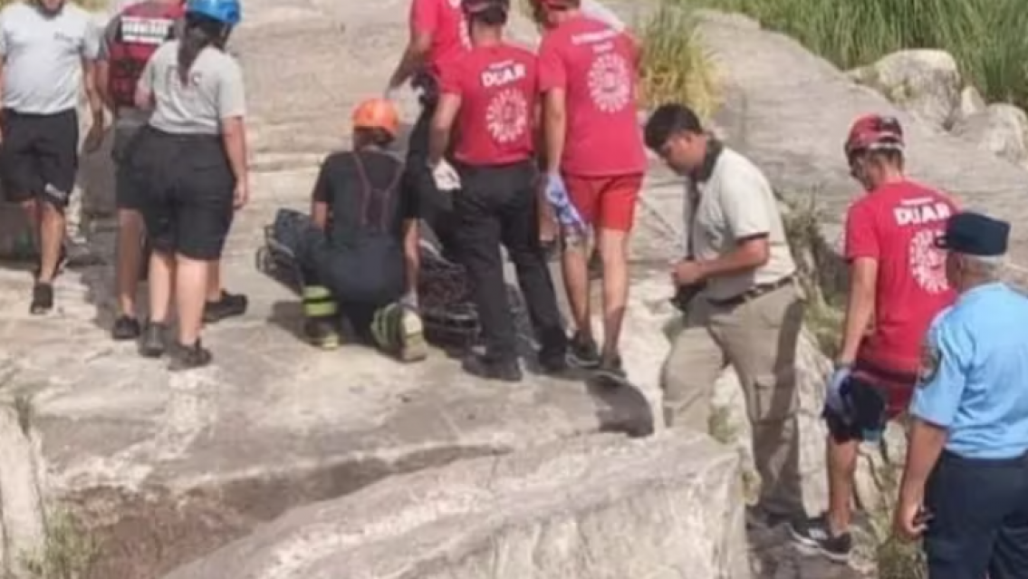 Se metió al río para sacar la ojota de su hija y murió ahogado