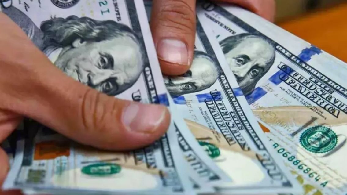 El dólar blue cae $10 y acumula un descenso de $50 en la semana