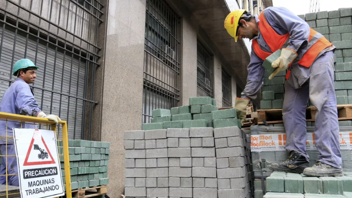 Salarios del sector privado en Argentina caen un 41% medidos en d�lares