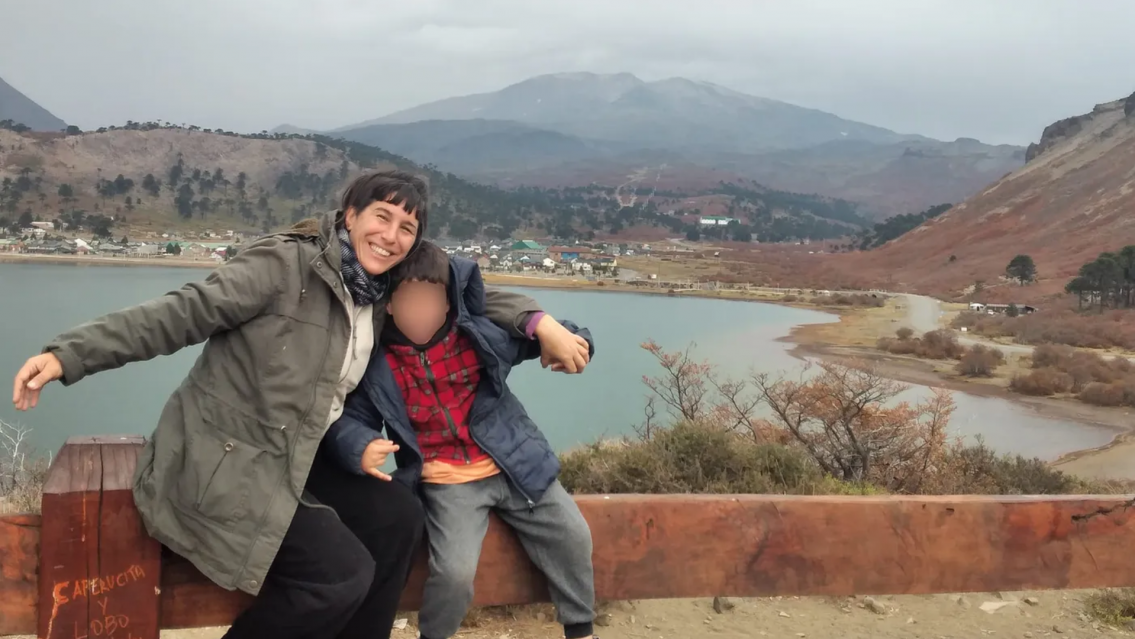 Maestra se arroj� a un canal para rescatar a su hijito y se ahog�: profundo dolor