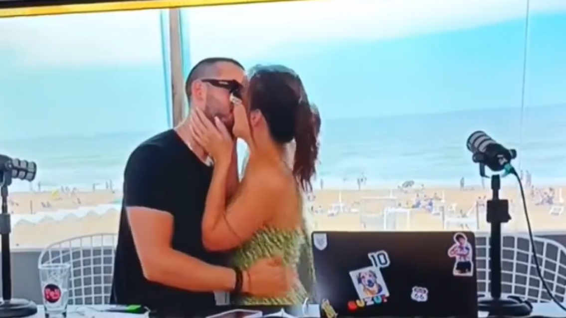 El beso dio vuelta al mundo pero nadie hab�a notado esto entre Occhiato y Flor Jazm�n