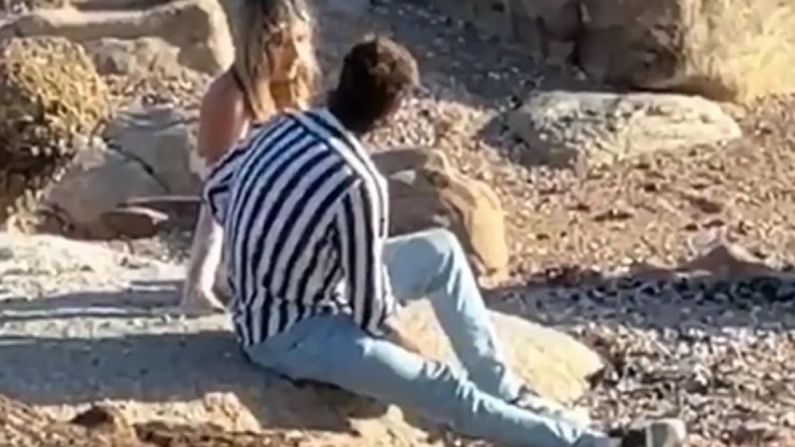 Julieta Poggio y Marcos Ginocchio a los besos en una playa �Volvi� Marculi?