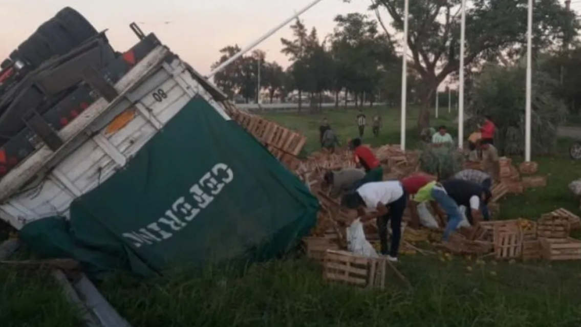 Saquearon a un camionero jujeño que se durmió: Llevaba miles de naranjas