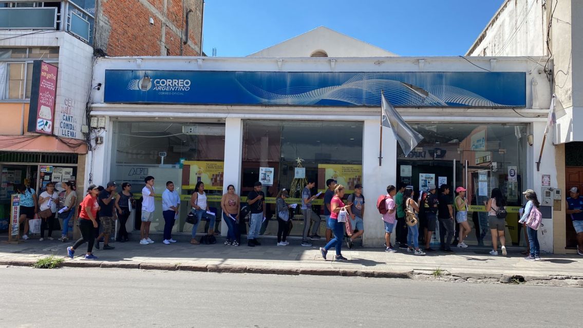 Si trabajaste en las elecciones te toca cobrar: Largas filas en el Correo