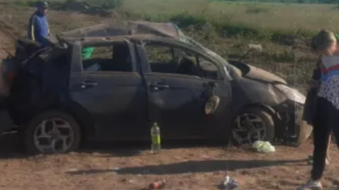 Cuatro norteñas heridas tras impactante vuelco. El auto quedó destruido