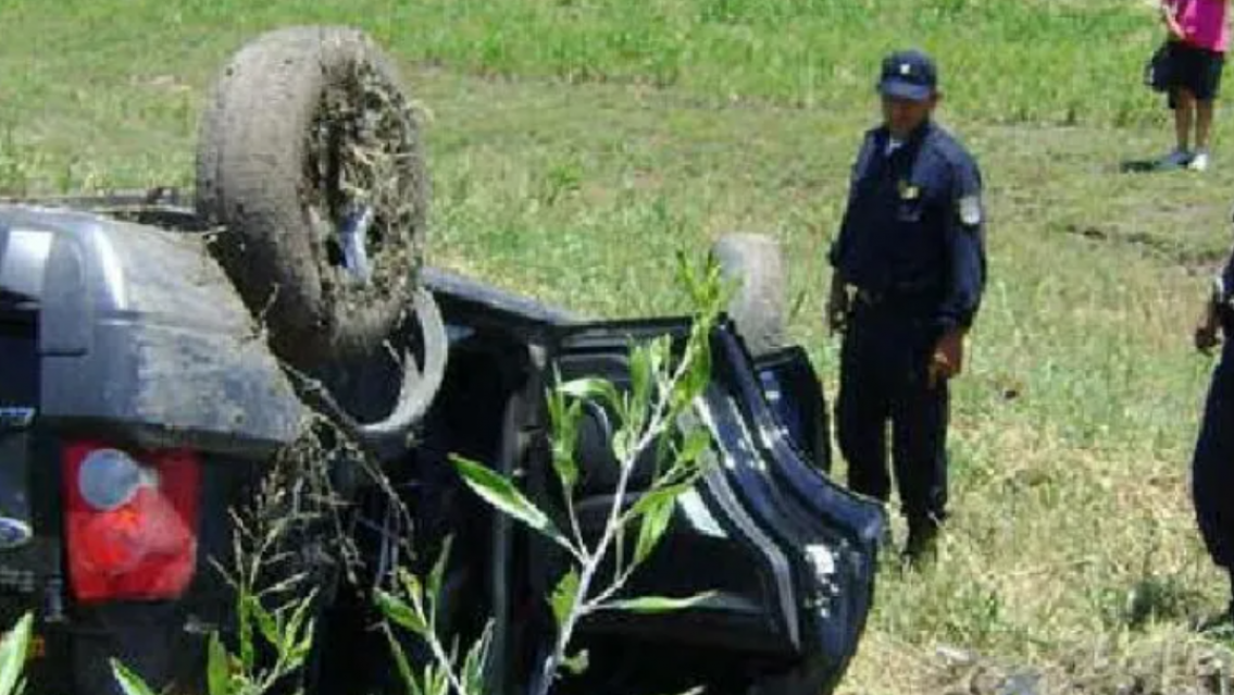 Desfigur� a su esposa a golpes, huy� como un cobarde, volc� con el auto y muri�