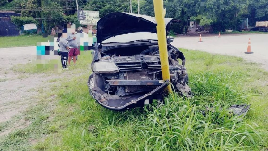 Juje�o manejaba totalmente borracho y se incrust� en un poste de luz