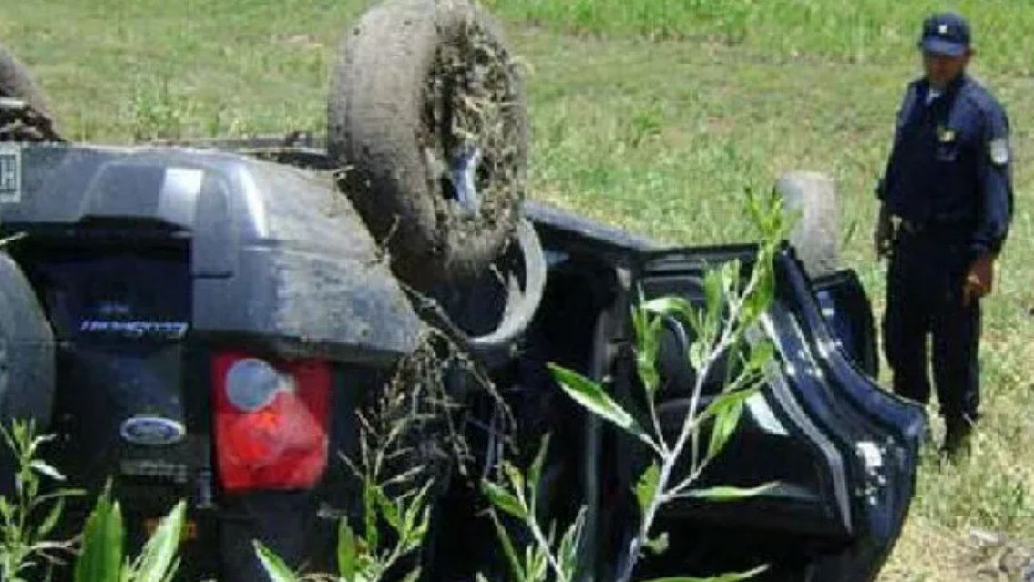 Le dio una paliza a su esposa, huyó en el auto a toda velocidad, volcó y falleció en el acto