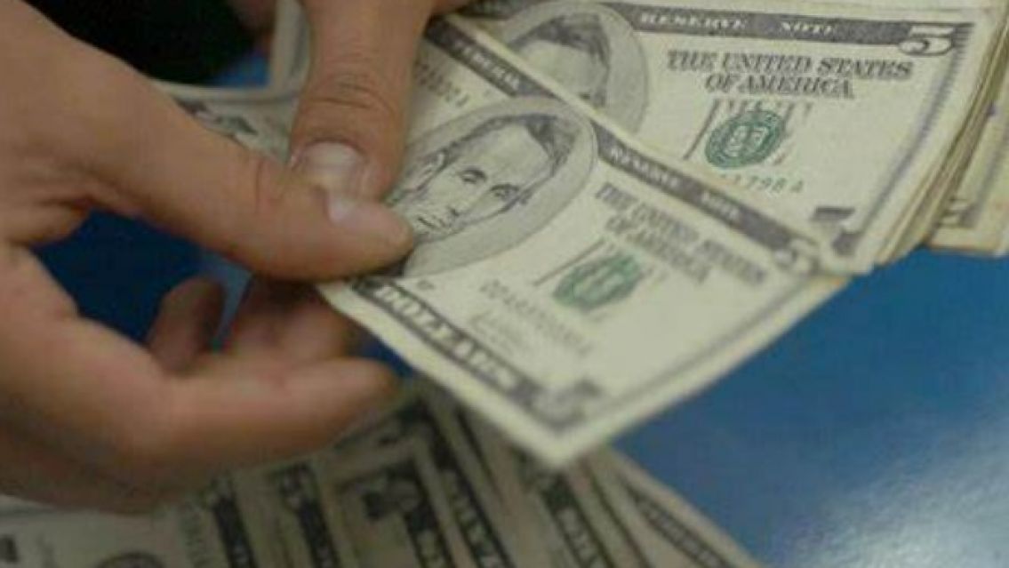 El dólar blue baja y anota su menor valor en 10 jornadas
