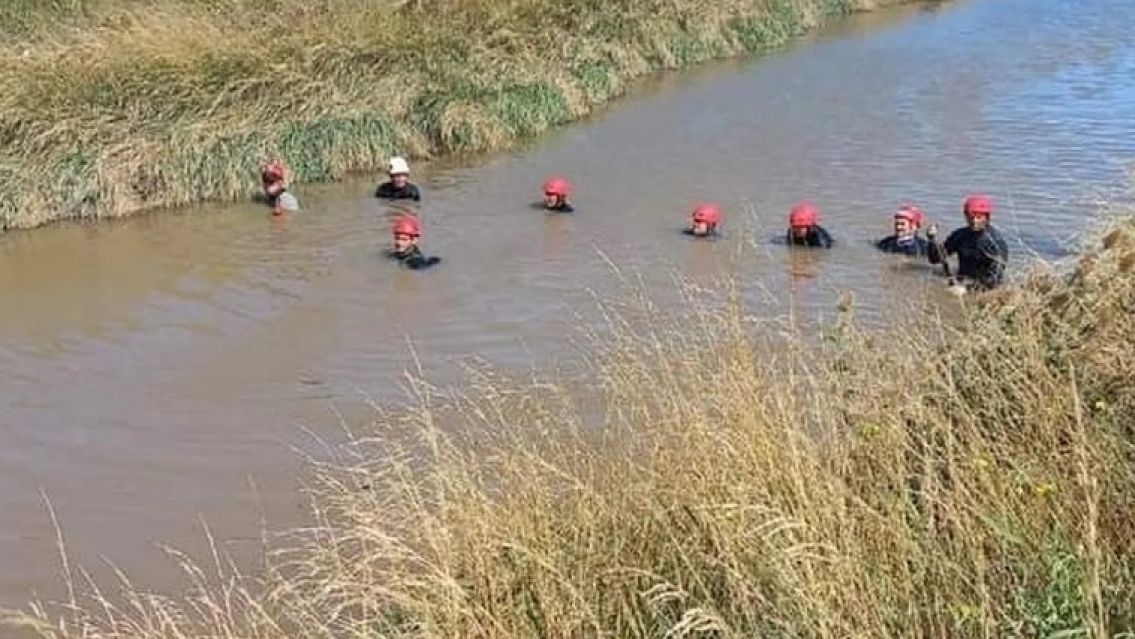 Buscan a un nene de 8 a�os que cay� a un arroyo cuando arreaba vacas