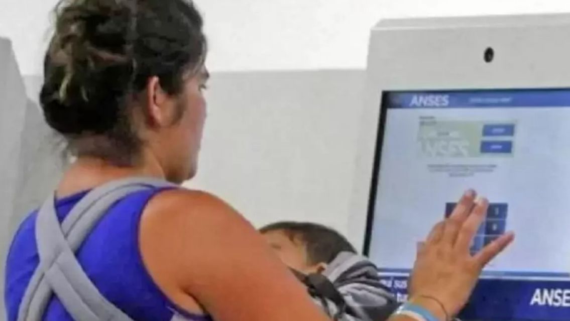 Cuánto cobra AUH en enero 2024: el calendario de pagos Anses