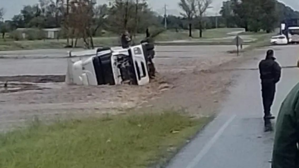 El fuerte temporal que golpea C�rdoba hizo volcar un enorme cami�n en la RN 8