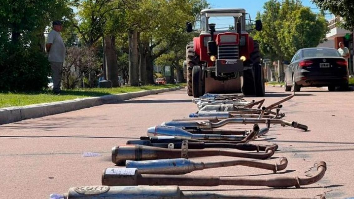 Así compactan y destruyen caños de escape adulterados en un municipio cordobés