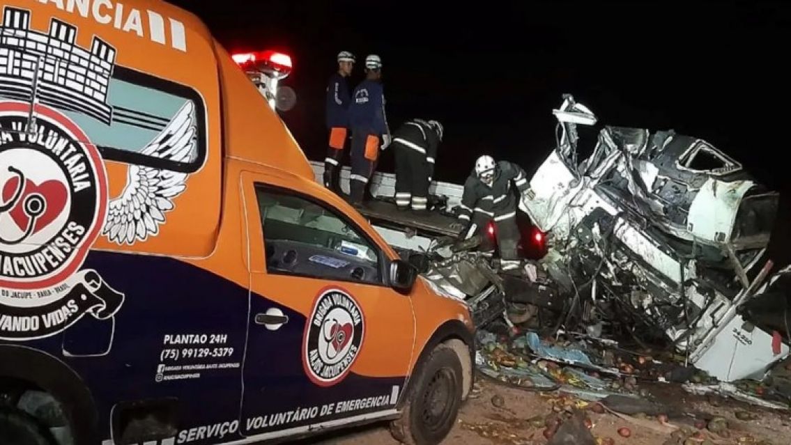 Murieron 25 personas en un choque frontal entre un camión y un micro turístico