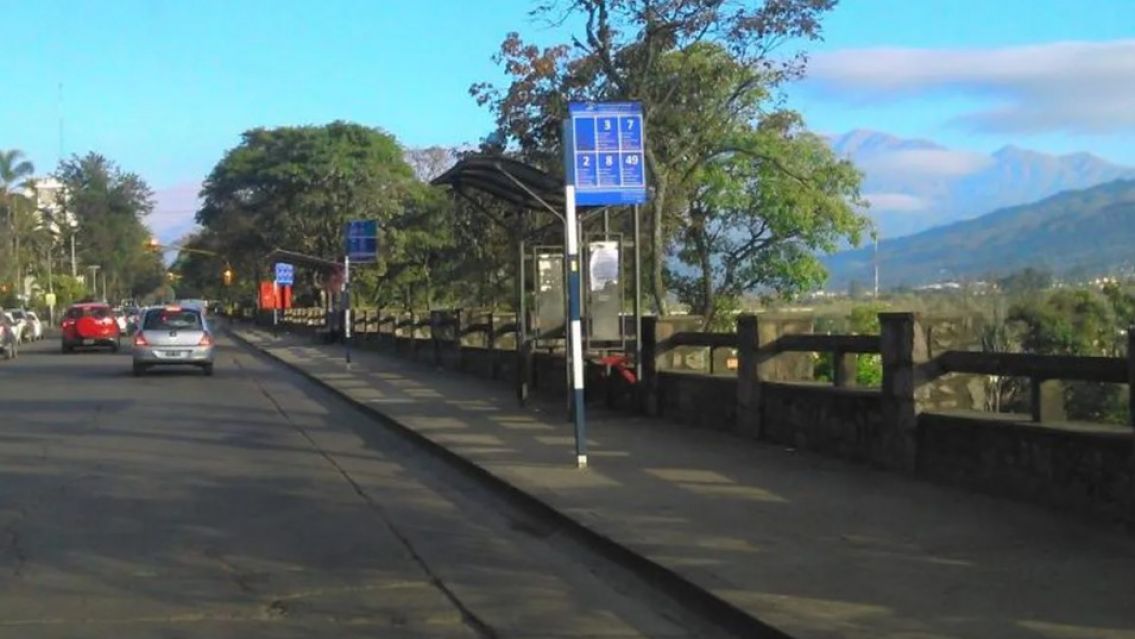 Un colectivo por línea: jujeños padecen las consecuencias de la medida de fuerza