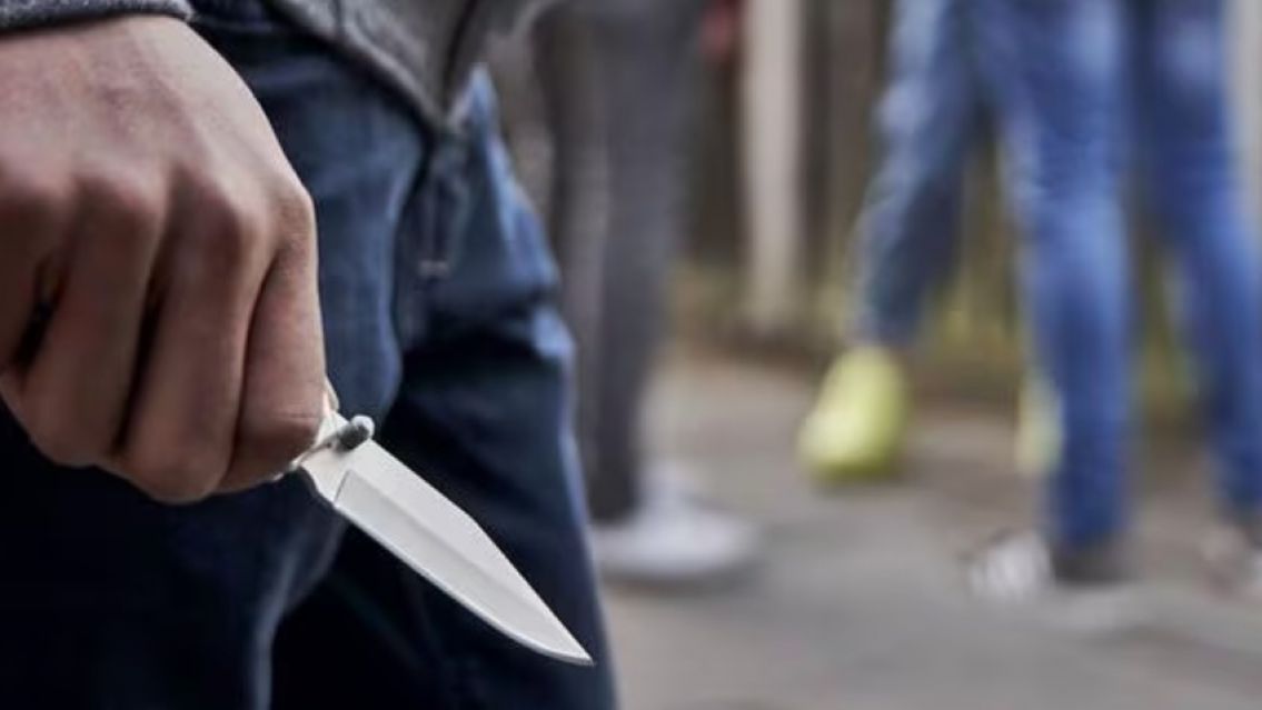 Violento robo en San Pedrito: lo agarraron por atr�s y le abrieron la espalda