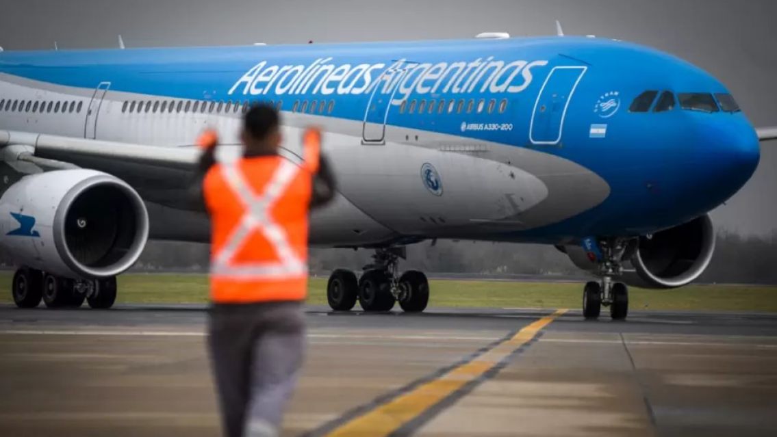 Milei pasó la motosierra por Aerolíneas Argentinas y redujo un 40% los gerentes