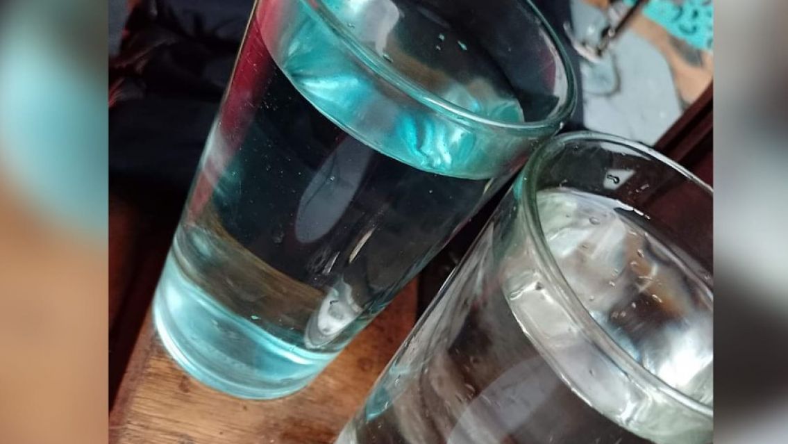 Juje�os preocupados: "El agua sale de color azul"