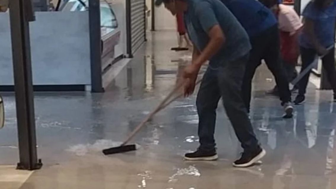 Inundaciones y desesperación en el Mercado 6 de Agosto: Perdieron todo