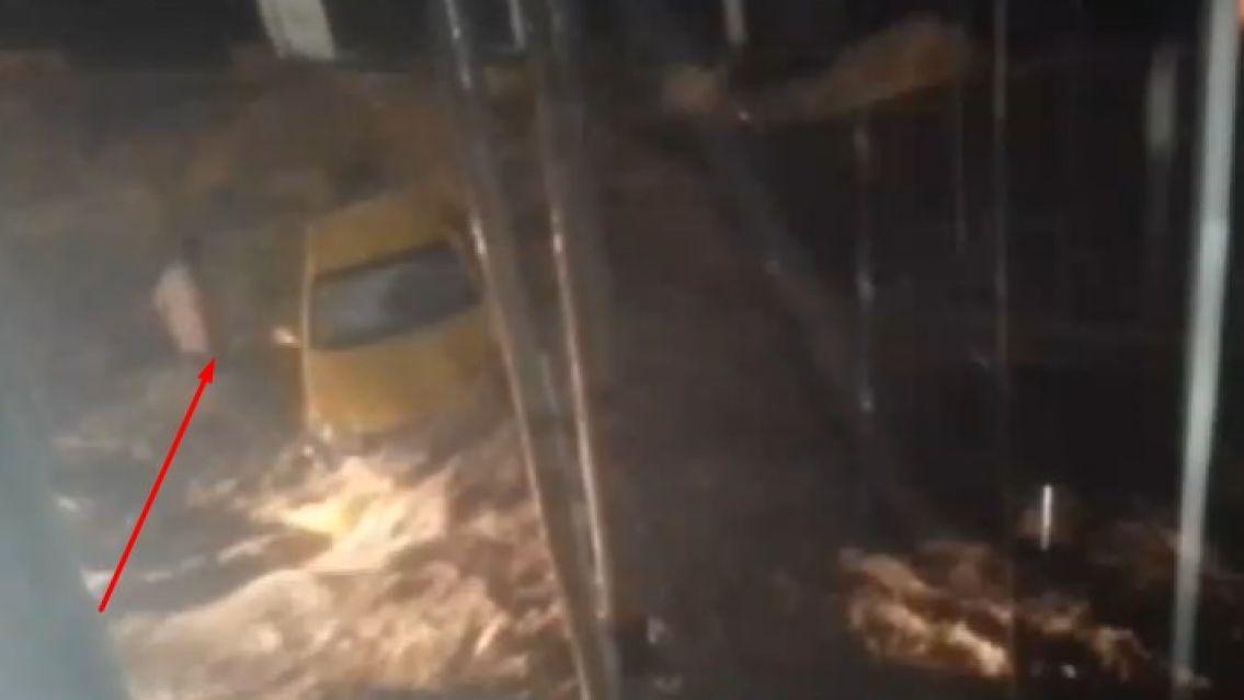Taxista juje�o qued� atrapado en una calle en medio del temporal: Hay video