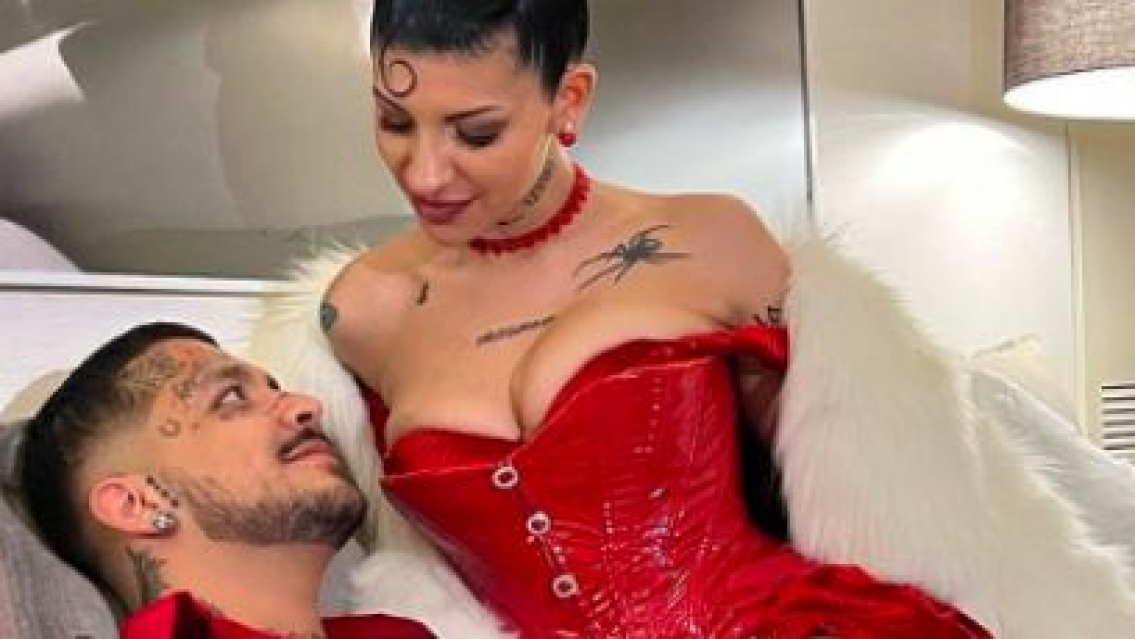 Cazzu sorprendió en la cama a Christian Nodal, no se lo esperaba